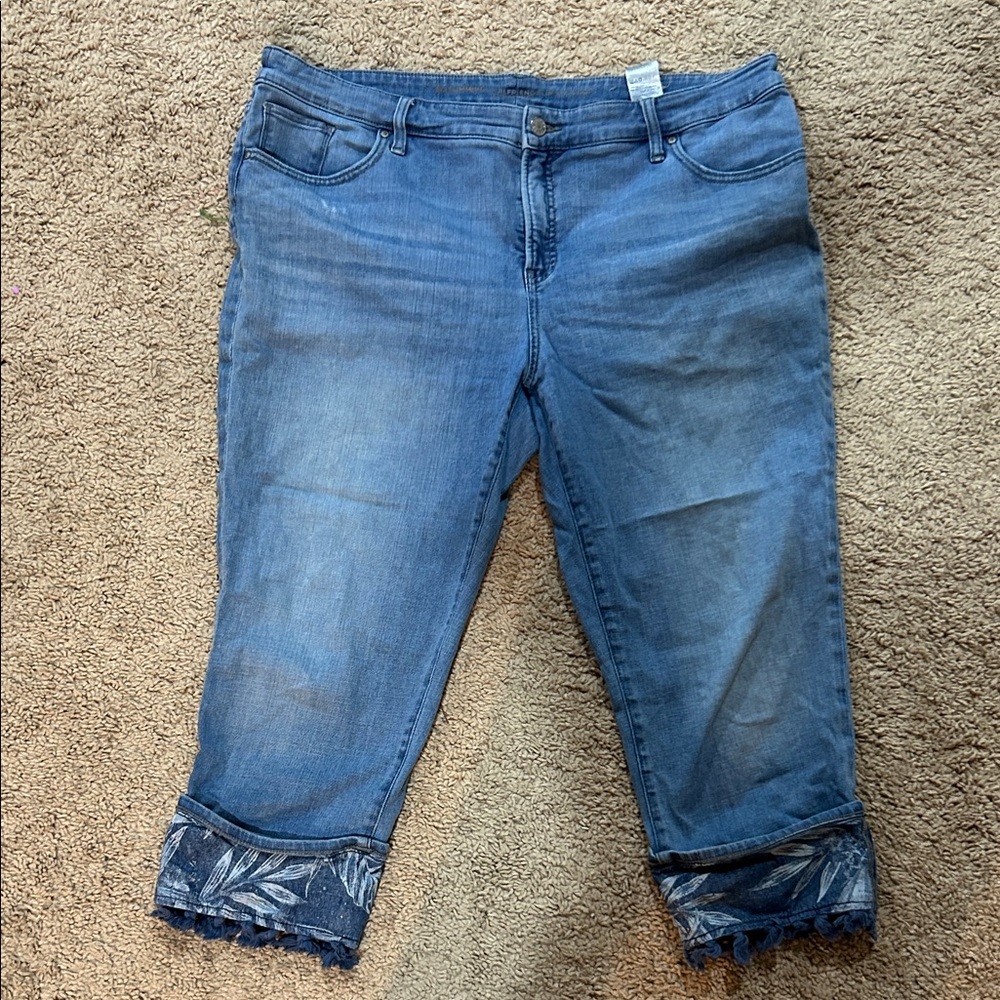 16 Chicos So Slimming Medium Wash Women's Capri